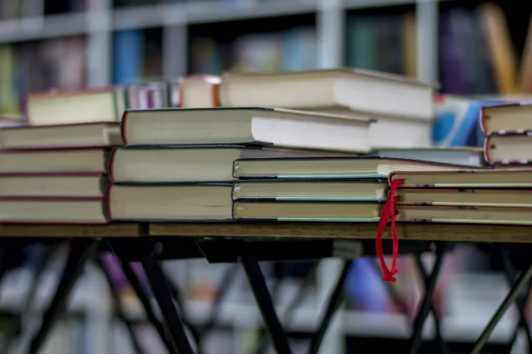 Buku Ajar vs Buku Referensi vs Monograf: Apa Bedanya dan Mana yang Tepat untuk Anda?